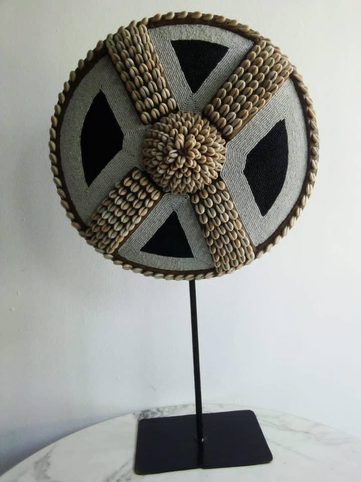 Bouclier en perle noir et blanc pour la vente par HOME DECOR FR