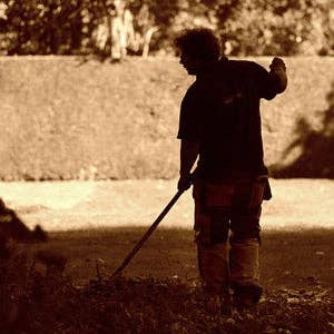 Ashman Online - Vente Outil de jardinage - Râteau à arc Ashman - Poignée robuste en fibre de verre de 56 pouces, équipée d'une poignée en caoutchouc pour une prise solide lors du travail - Résistant à la rouille3