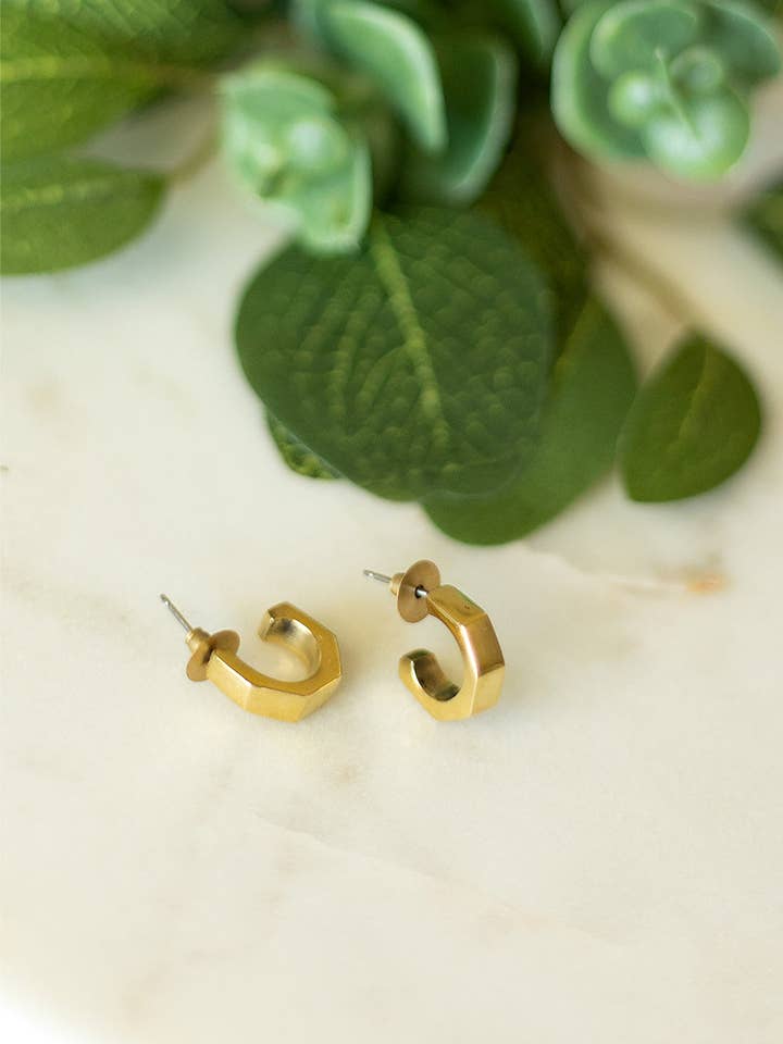 Orecchini Geometrici Isoke per la vendita all'ingrosso da parte di Jimani Collections