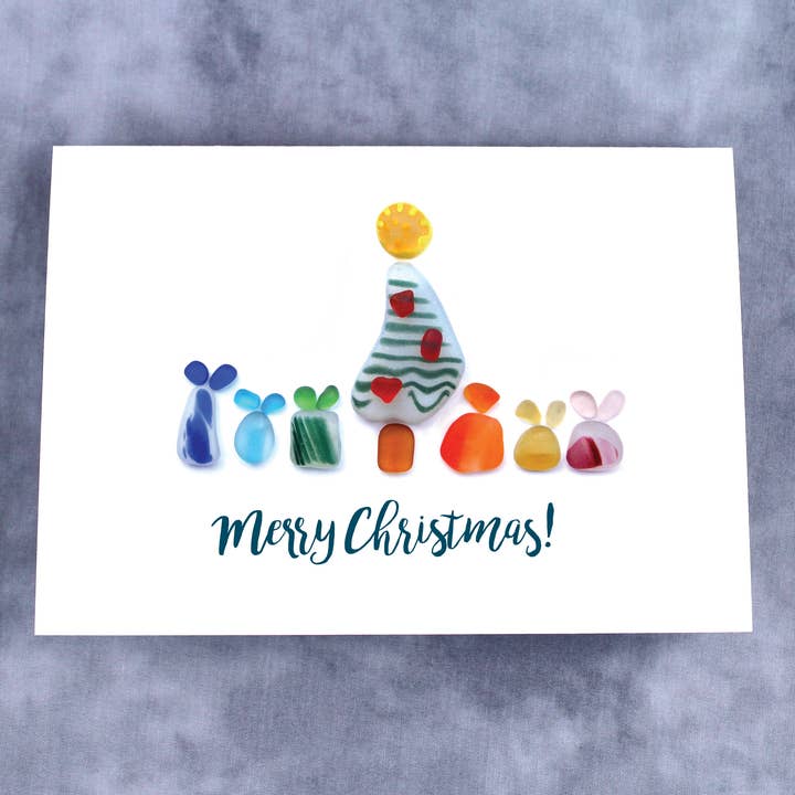 Beachcombing / Etched by the Sea – Großhandel Weihnachtskarte – Sea Glass Weihnachtsbaum mit Geschenken Weihnachtskarte1
