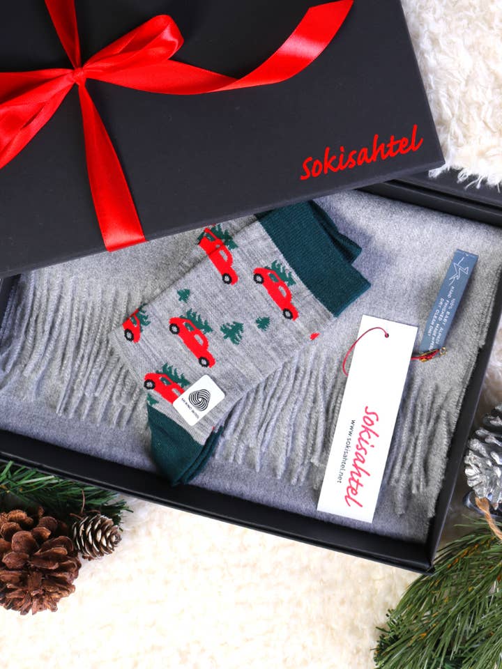 Gaveæske med alpakauld tørklæde og CAR PLAY merinould strømper for engroshandel hos Sokisahtel I BestSockDrawer
