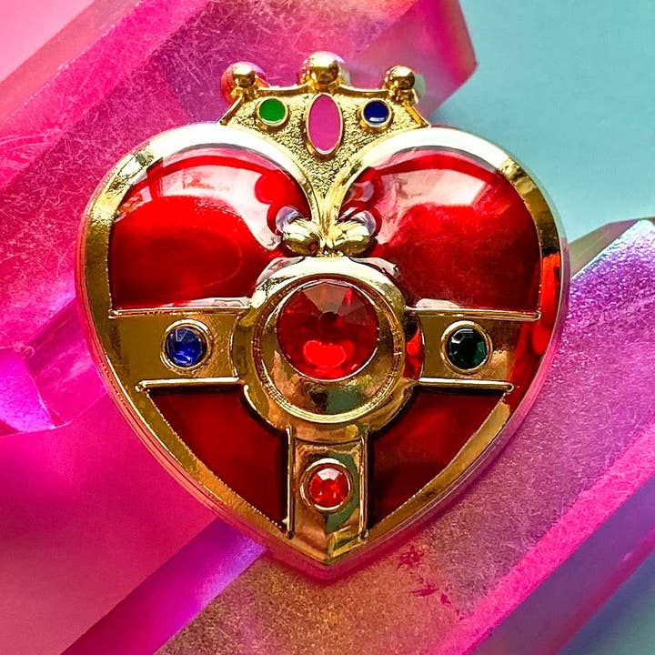 Épingle Sailor Moon Cosmic Heart Compact pour la vente par The Lantern Girl Shop