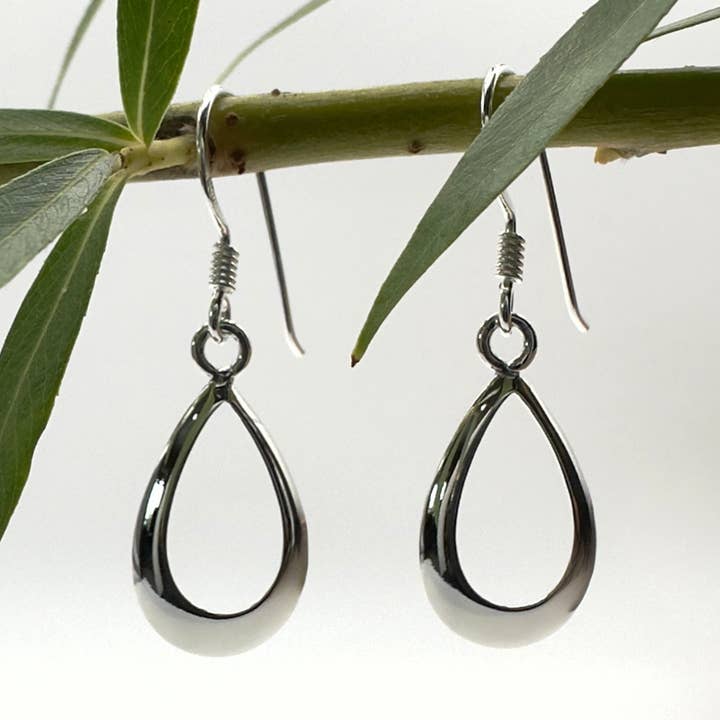 Boucles d'oreilles pendantes ouvertes en argent sterling pour la vente par The Green Gecko