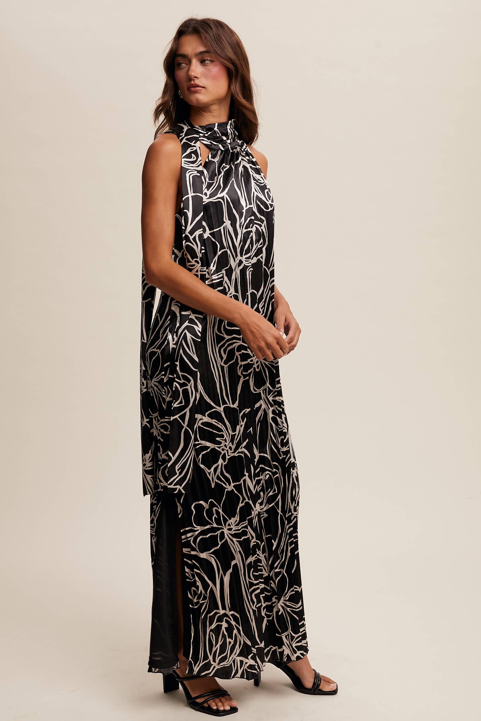 Listicle – Vestido - Mulher por atacado – Vestido maxi plissado de cetim com estampa floral e gola halter7