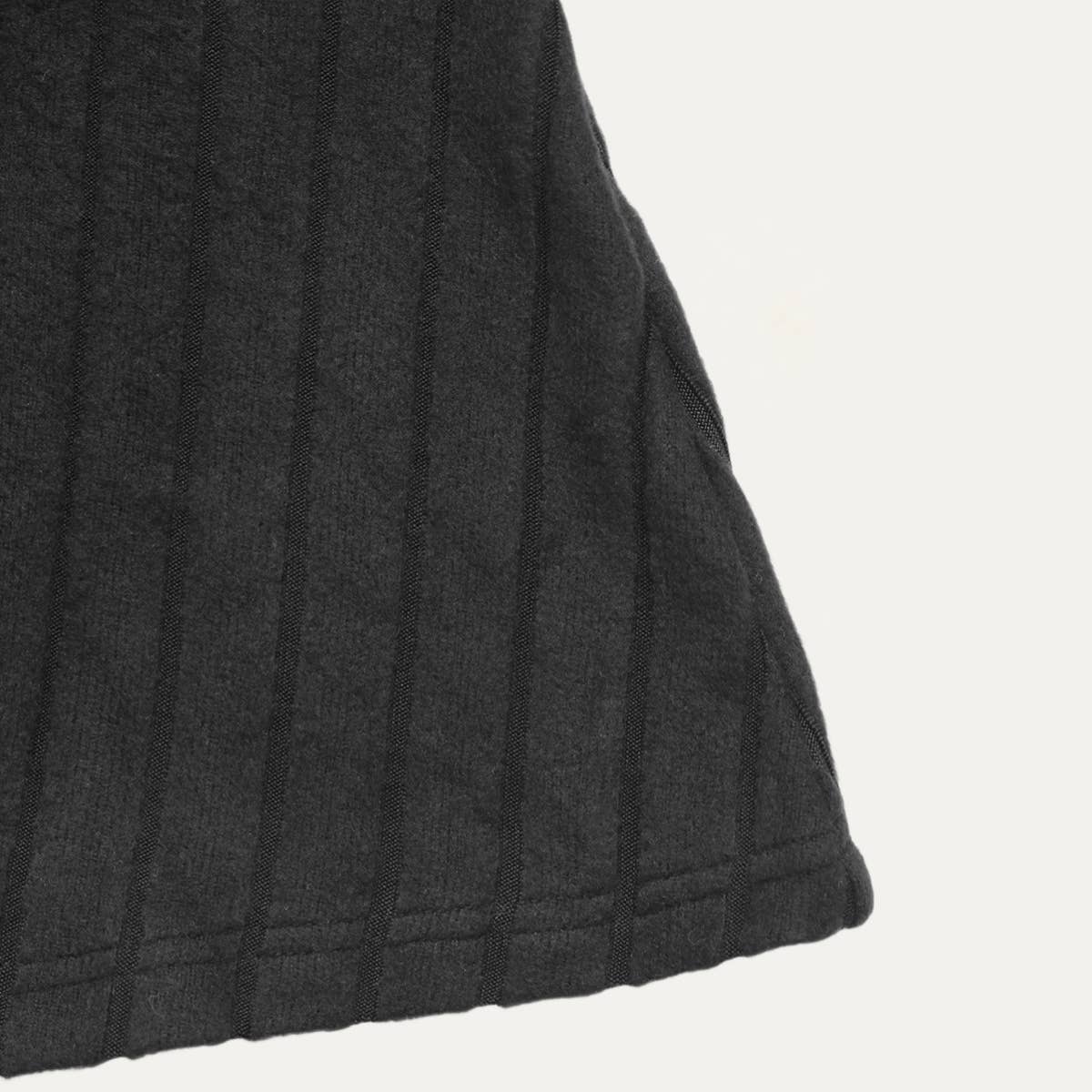 Schwarz Einzigartiges schwarzes Rippstrick-Midikleid mit abnehmbaren Ärmeln und V-Ausschnitt für den Großhandel auf Faire4