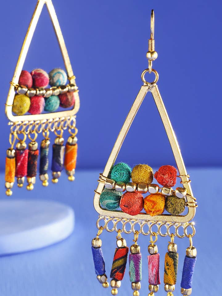 Pendientes triangulares de algodón hechos a mano con cuentas para venta al por mayor de Urbanista