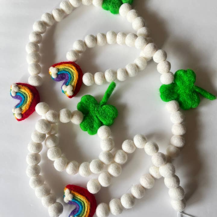 Guirlande en feutre de trèfle à quatre feuilles + arc-en-ciel porte-bonheur pour la vente par Honey Loom Designs