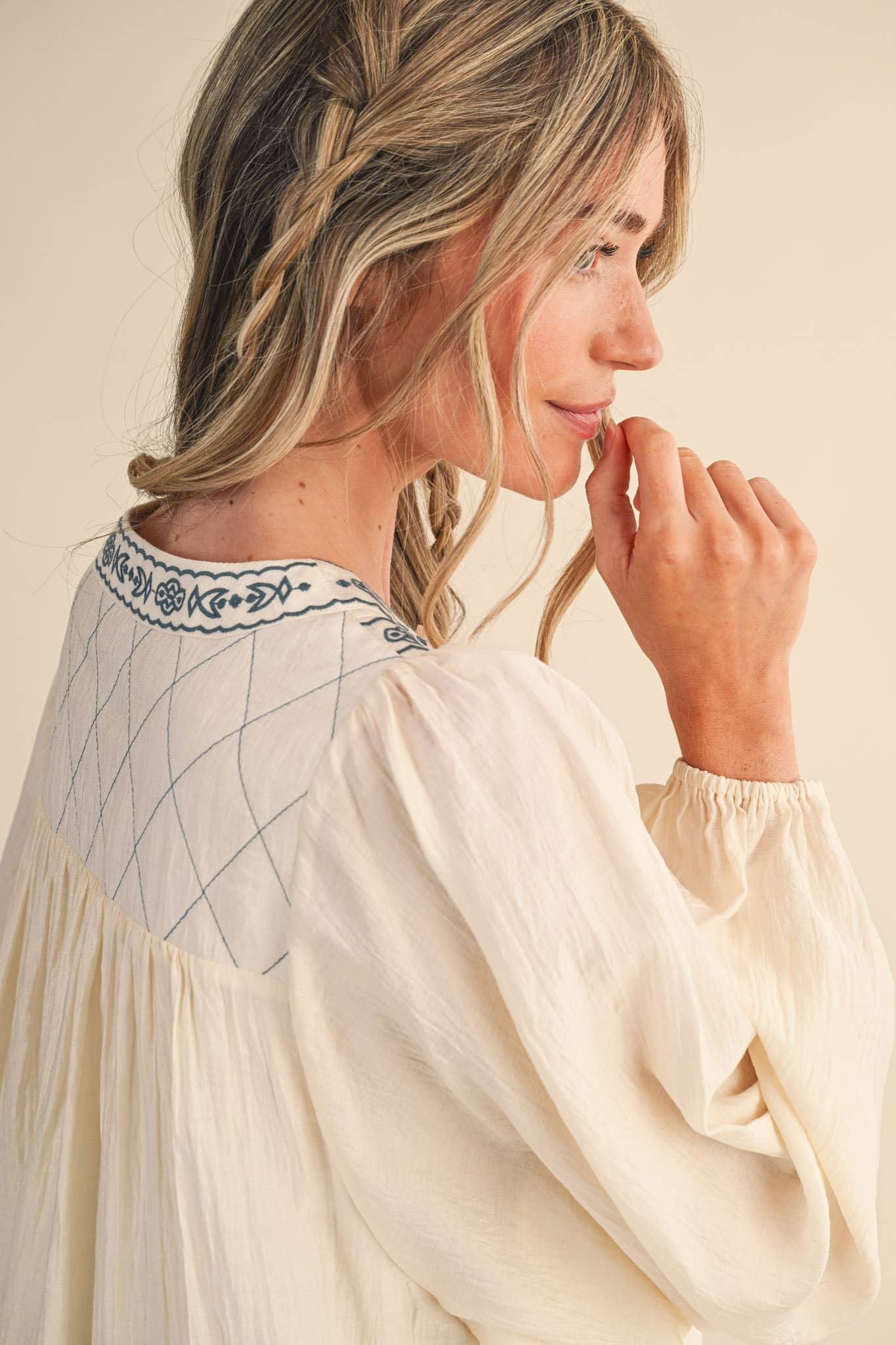 &MERCI - Vendita all'ingrosso Camicetta - Donna - Blusa con maniche a palloncino e rifiniture ricamate MTP422322