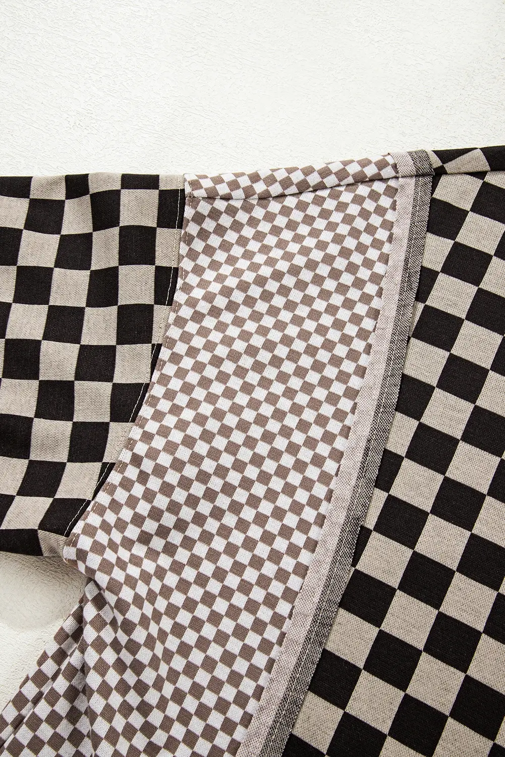 Kaki Haut décontracté à motif patchwork à carreaux mixtes, asymétrique. en vente sur Faire4