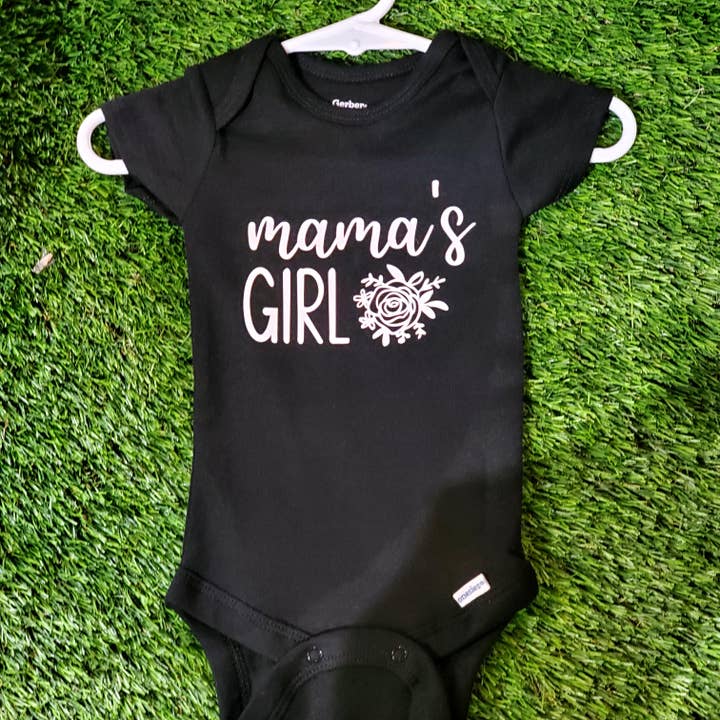 Tutina Mama's Girl per la vendita all'ingrosso da parte di Driftwood Market Wholesale