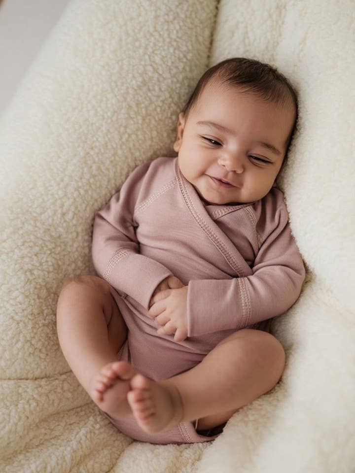 Body cruzado de lana de manga larga — Lana merino — Misty Rose para venta al por mayor de Lille Barn