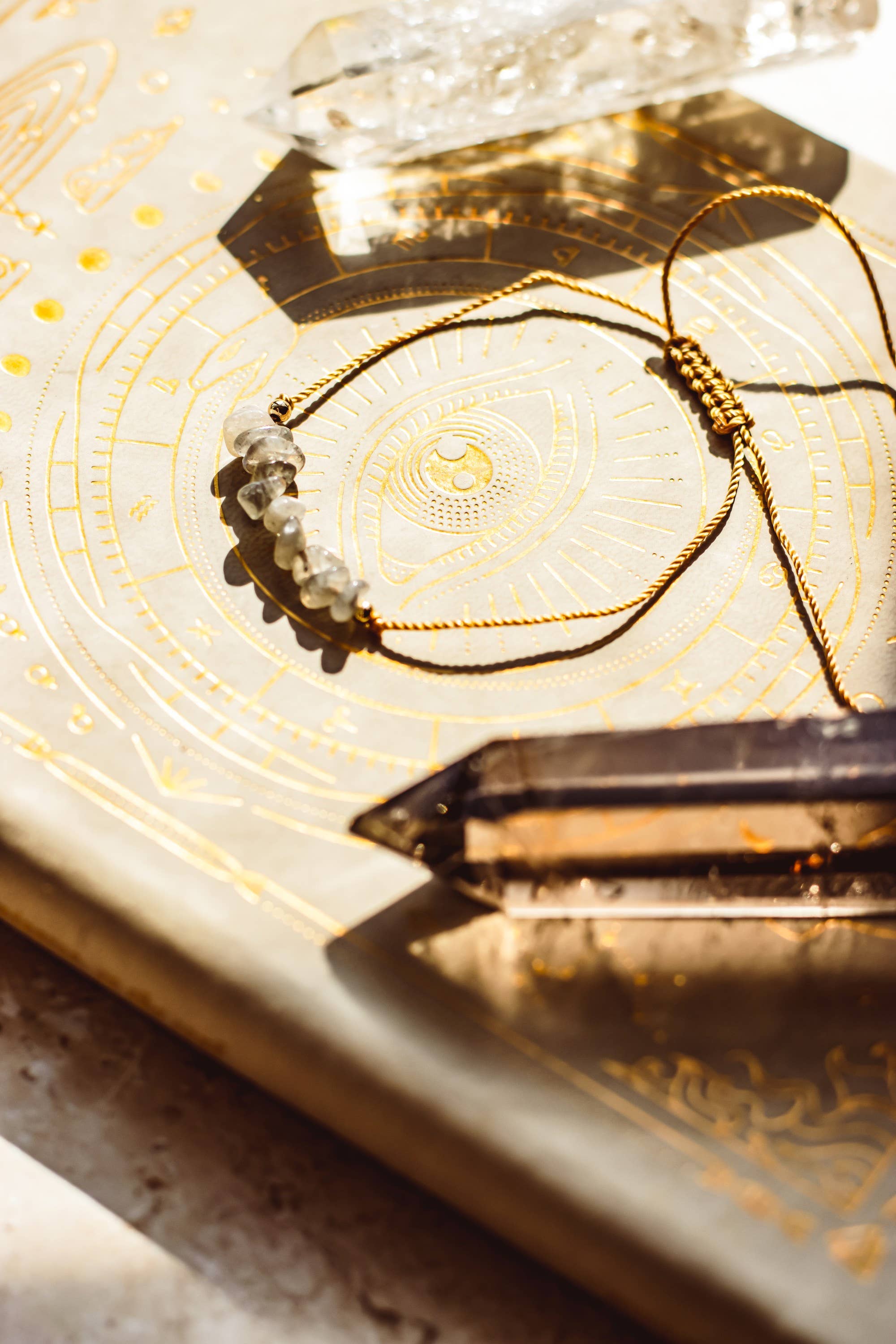 Mindful Living Co. – Großhandel Perlenarmband – Boho-Armband mit Edelsteinchips | Natürliche Kristalle4