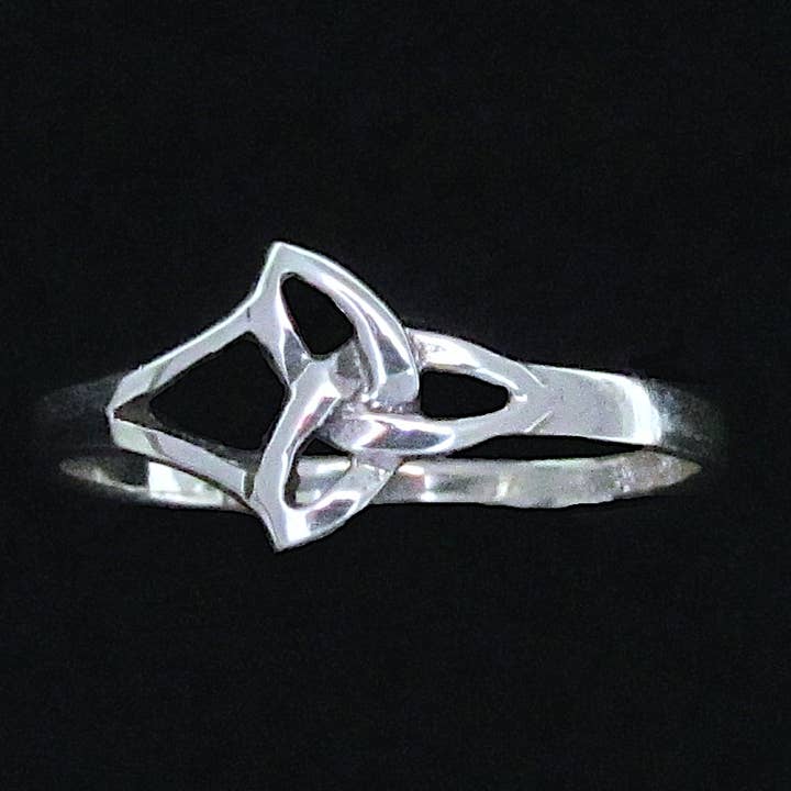Kleiner Triquetra-Ring aus Sterlingsilber für den Großhandel von Zeppo Merchandisers Inc