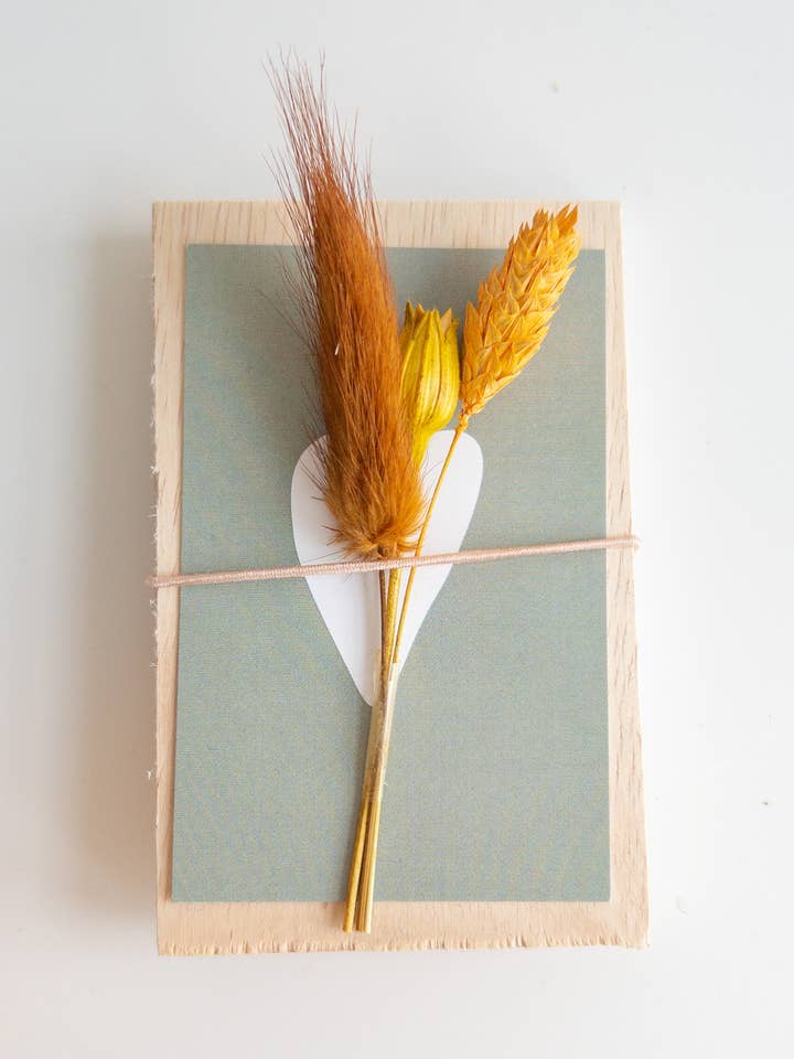Clipboard Dried Flowers Heart Blue for wholesale by SEQ LIFESTYLE