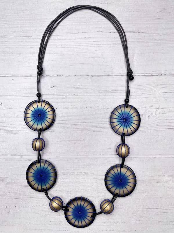 Collar con colgante en forma de disco azul y dorado con cordón ajustable para venta al por mayor de LIOR / ALISHA D