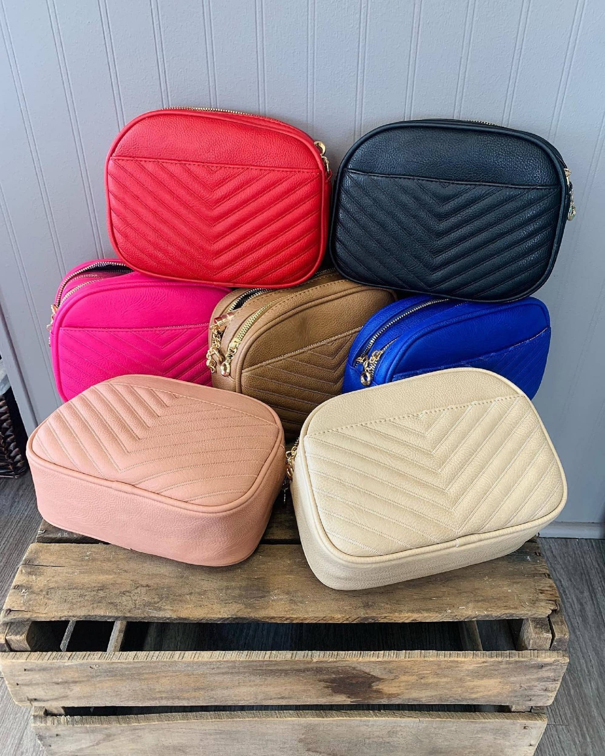 MiMi Wholesale - Vente Sac à bandoulière – femme - Sac à bandoulière Veronica à pompons cousus en V avec fermeture éclair4