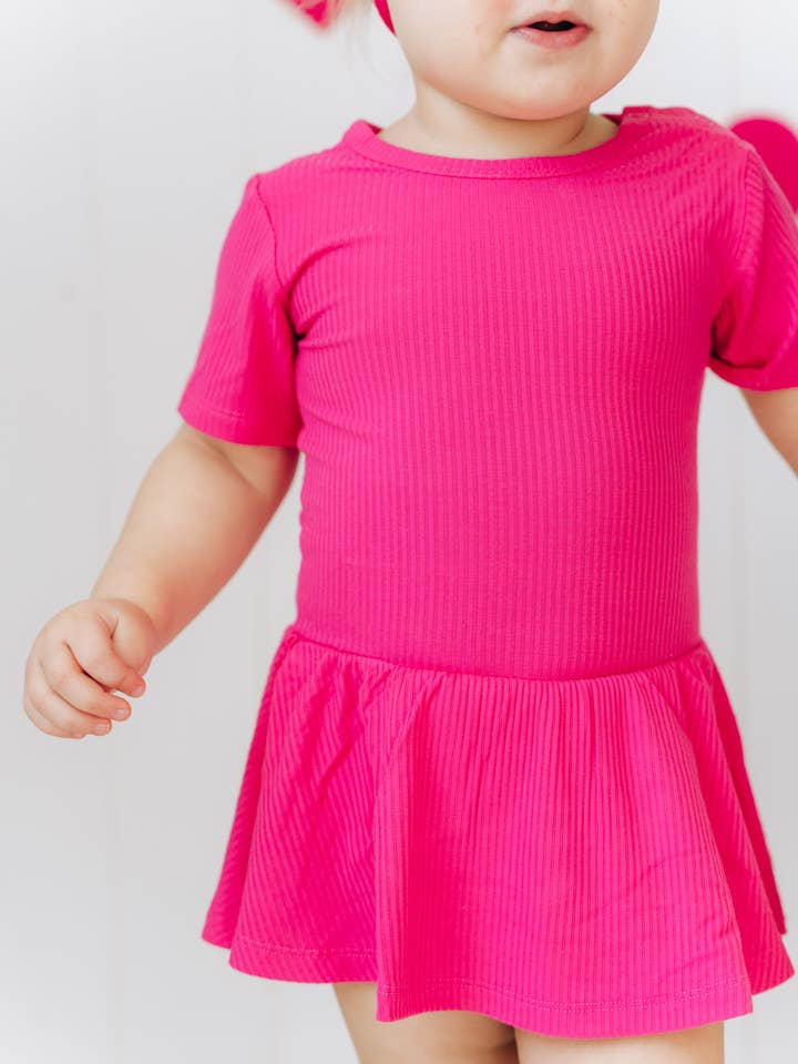 Dream Big Little Co. – wholesale Klänning - Baby – VARM ROSA RIBBDRÖM-BODYSUIT KLÄNNING