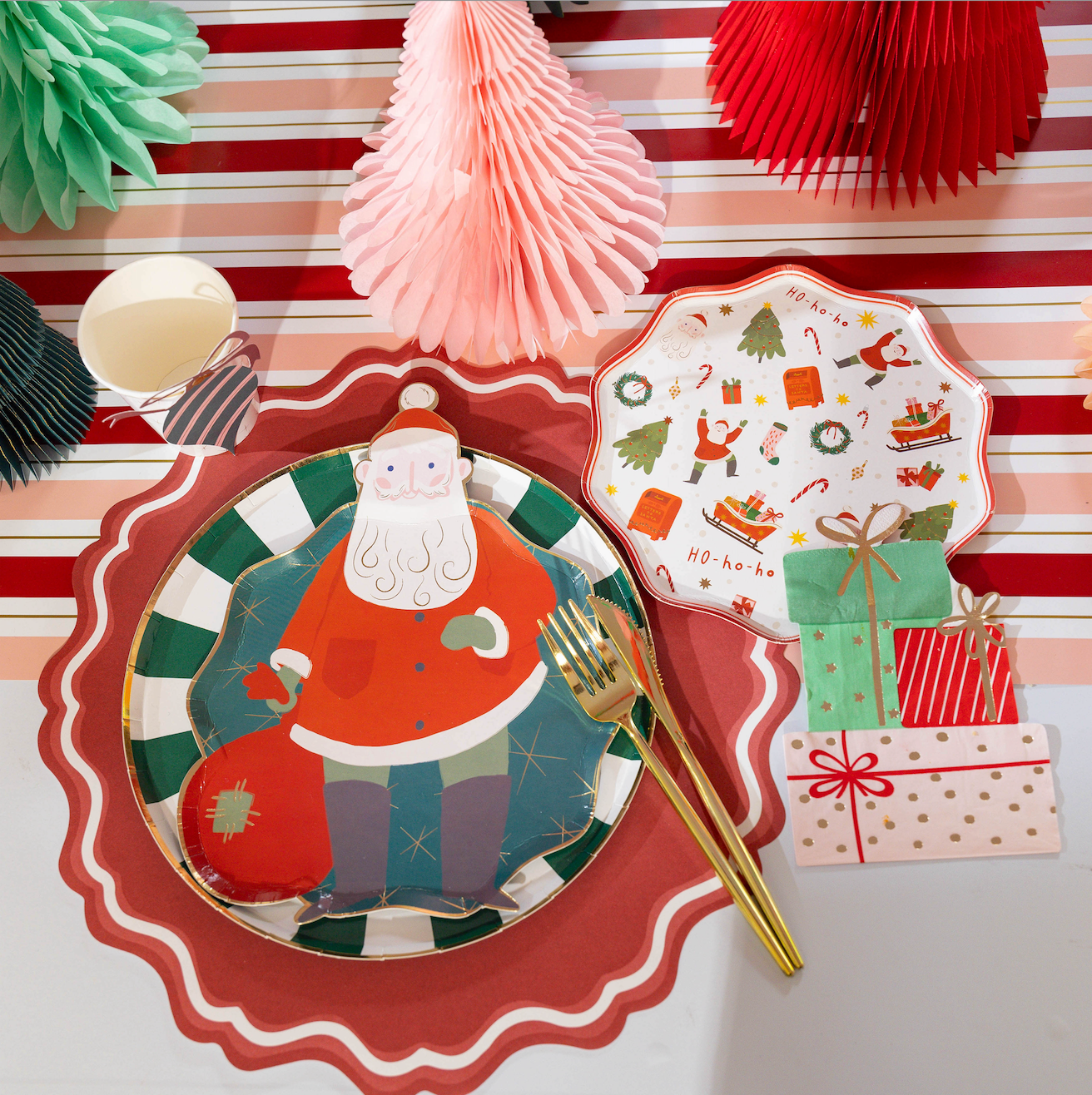 Gatherings by Curated Paperie – wholesale Disposable plate – HOL24-DNP4- Green Candy Burst Dinner Paper Plates1