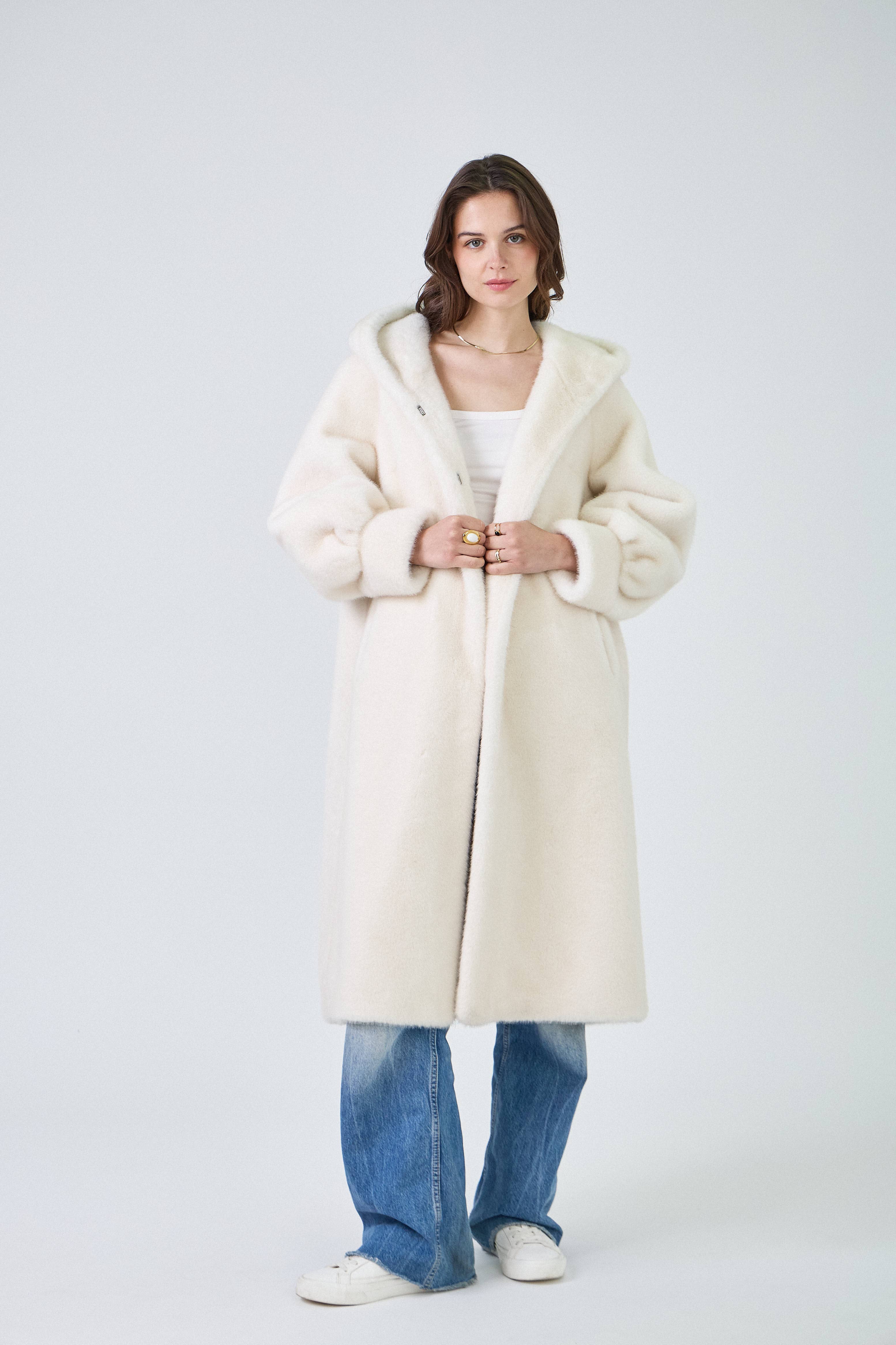 Giovanni Paris – Großhandel Pelz-/Kunstpelzmantel – Damen – Isabella Mantel mit Kapuze aus ultraweichem Kunstfell1