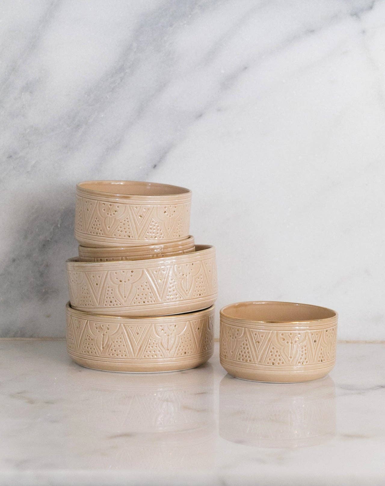 Maroccarpets Poufs and pillows wholesale +31648976894 – wholesale Dekorativ tallrik/fat/skål – Yasmina serveringsskålar med strukturerad yta och 12-karats gulddetaljer2