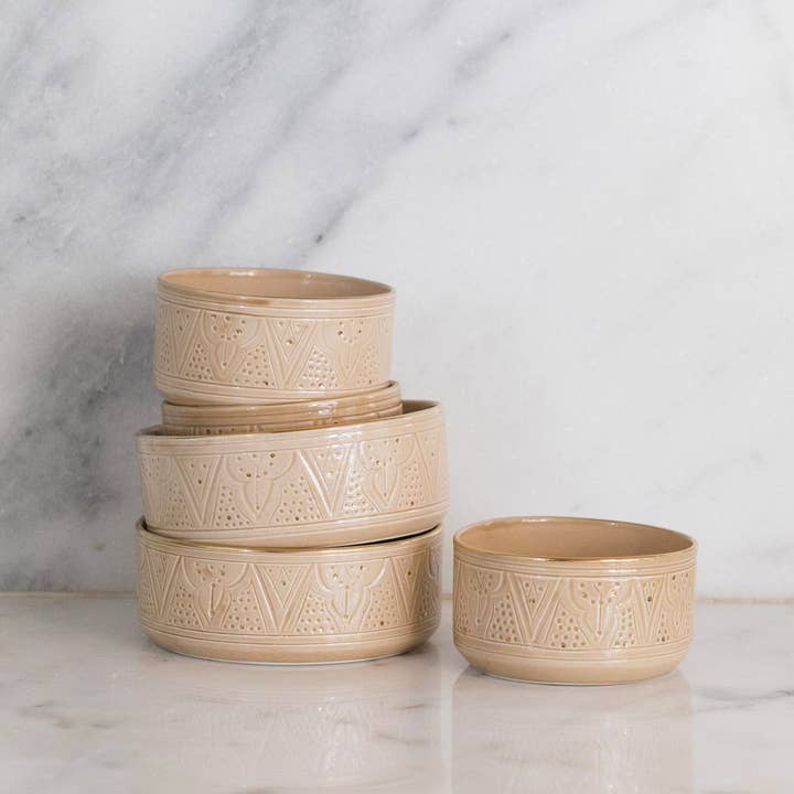 Maroccarpets Poufs and pillows wholesale +31648976894 - Wholesale Decorative Plate/Dish/Bowl - Yasmina plats de service droits embossed sahara gold2