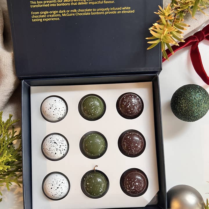 9 pcs Bonbons : Collection Vœux d'Hiver pour la vente par McGuire Chocolate Company