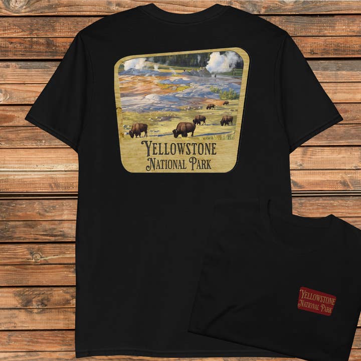 Unisex T-shirt med broderad framsida och texten "Yellowstone National Park Sign" för wholesale av Parks Apparel
