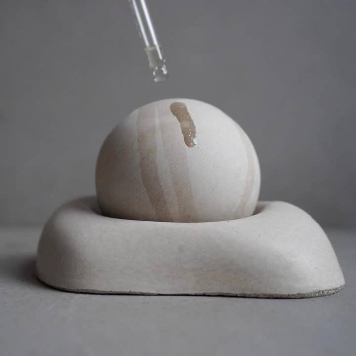 Diffuseur d'Huiles Essentielles Passif, Boule d'Aromathérapie, Diffuseur en Dôme de Béton, Décoration en Ciment, Désodorisant Parfumé, Pierre Diffusante, Japandi pour la vente par Minimal Loot Design