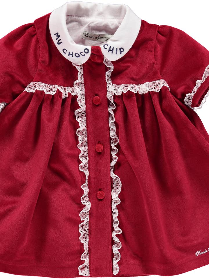 Abito in velluto rosso con dettagli in pizzo bianco per la vendita all'ingrosso da parte di Piccola Speranza