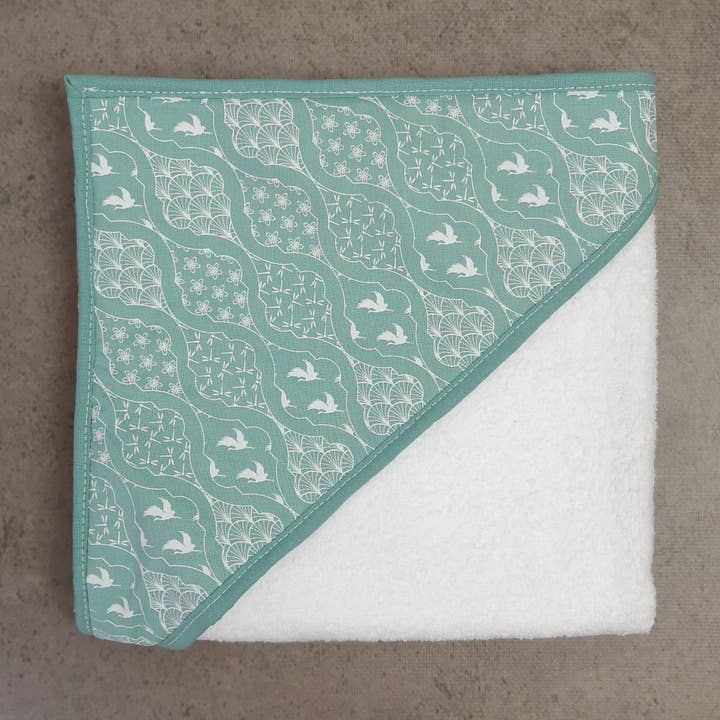 Cape de bain Lotus vert d'eau pour la vente par Eugénie Design