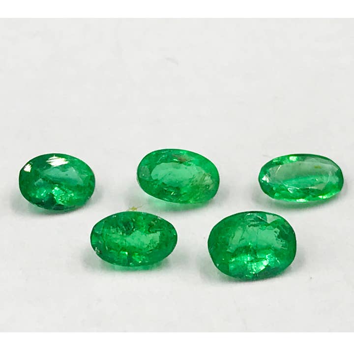 Pierres gemmes d'émeraude à facettes ovales (5 pièces) pour la vente par Weatherham Estate Treasures