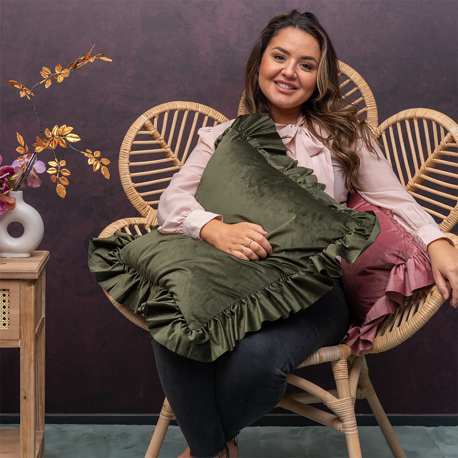 Melli Mello - Wholesale Throw/Decorative Pillow - Melli Mello Velvet Ruffle Sierkussen Legergroen Groot1