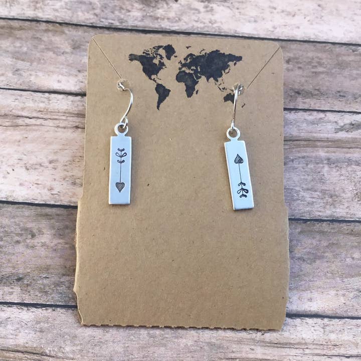 Pilen örhängen rektangel taggar i silverfärg för wholesale av Jamie Haley Designs