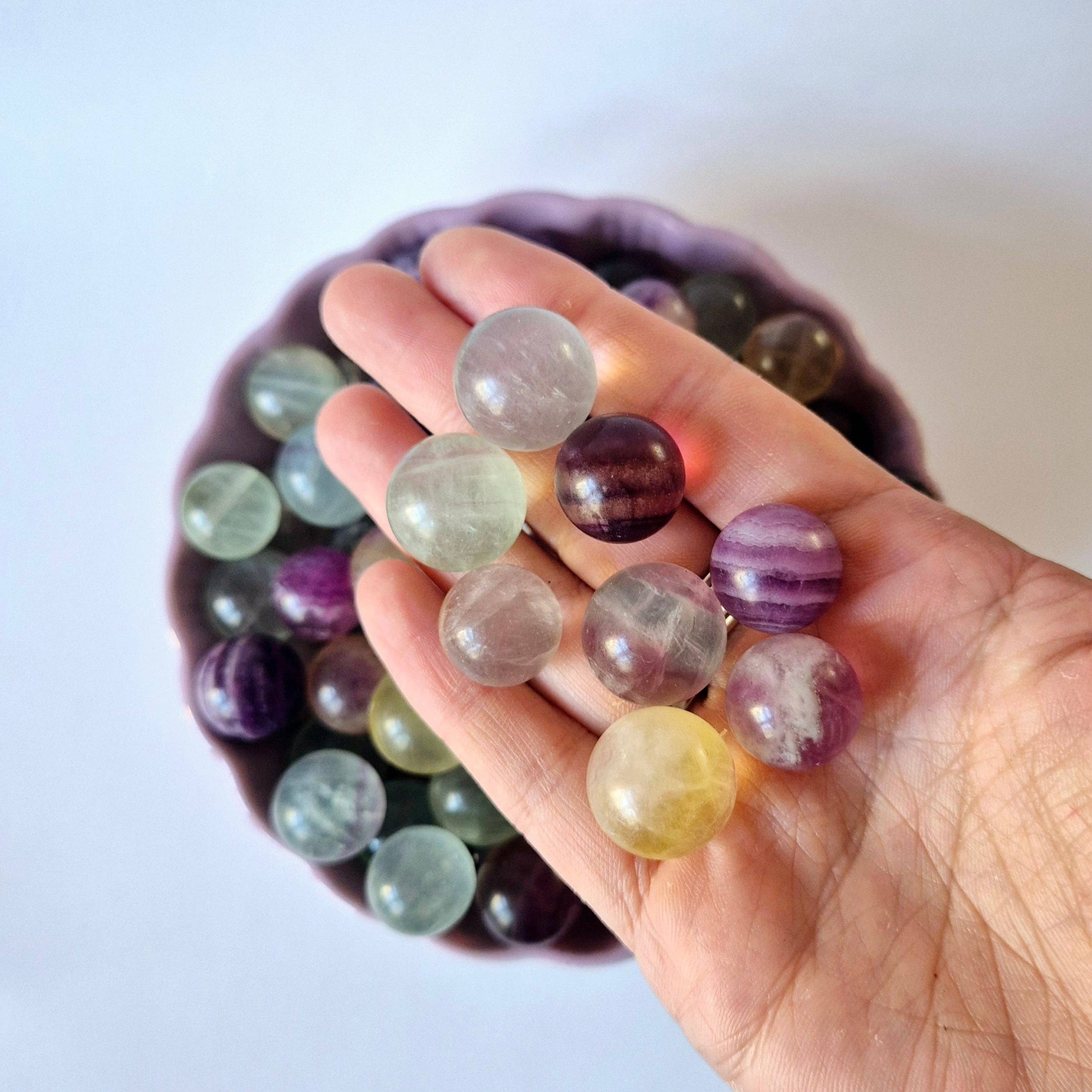 Moonlight Gemstones - Wholesale Spirituele steen/kristal - Edelsteen Mini Regenboog Fluoriet Bollen – 1–2 cm – Intuïtie, Rust & Focus2
