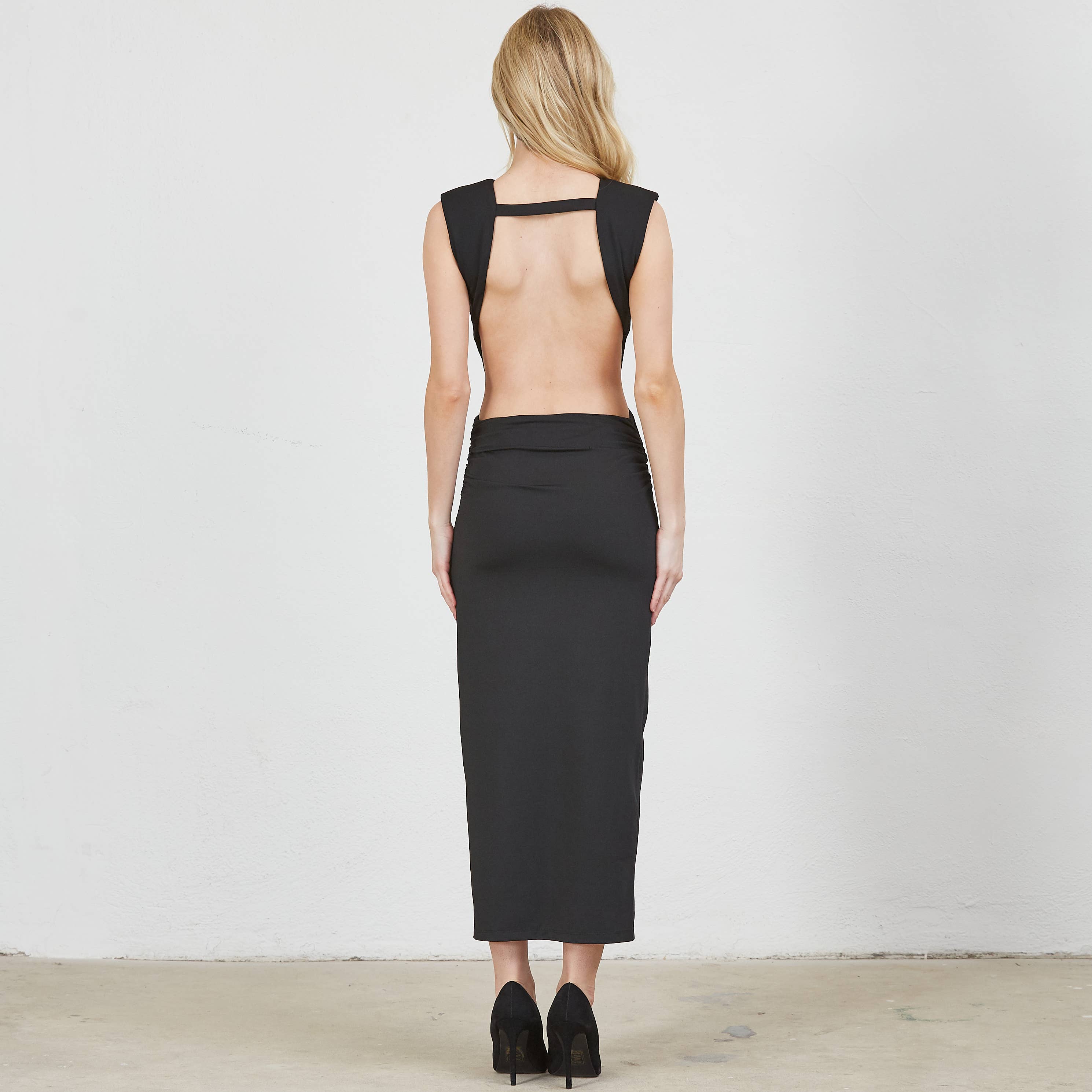 Vestis M - Venta al por mayor Vestido - Mujer - Vestido midi con escote pronunciado y espalda abierta con giro escultórico - Negro5