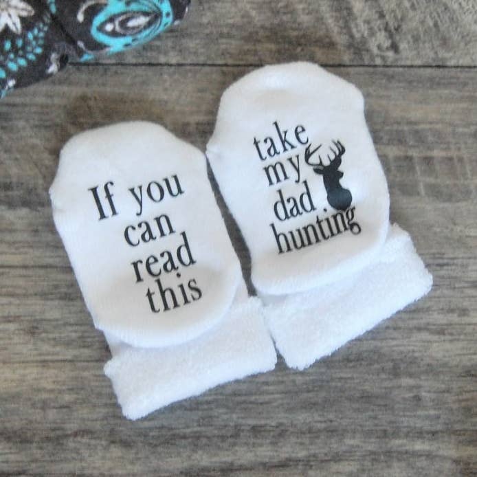Take my Dad Hunting Baby Socks | Itens para papai | Presentes para papai por atacado de Dorothy’s Reason