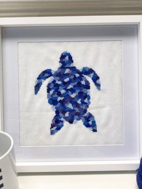 Kit per ricamo a punto croce con tartaruga astratta per la vendita all'ingrosso da parte di Emma Louise Art Stitch