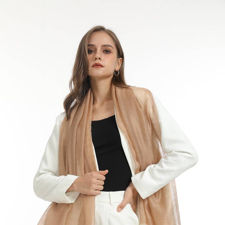 Avond- & Feestsjaal – Licht, Elegant E-808922 en andere Avondkleding wholesale inkopen. Gratis retourzendingen en een 60-dagen netto betalingstermijn op Faire.com trends op Faire.