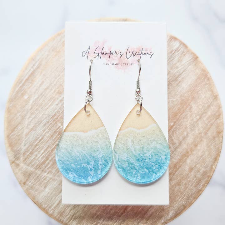 Acryl-Ohrringe in Tropfenform mit Strandmotiv für den Großhandel von A Glamper's Creations LLC