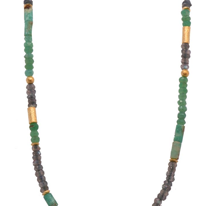 Collier en chrysoprase et labradorite de 3 mm en or vermeil 24 carats issu du commerce équitable pour la vente par Joyla Jewelry