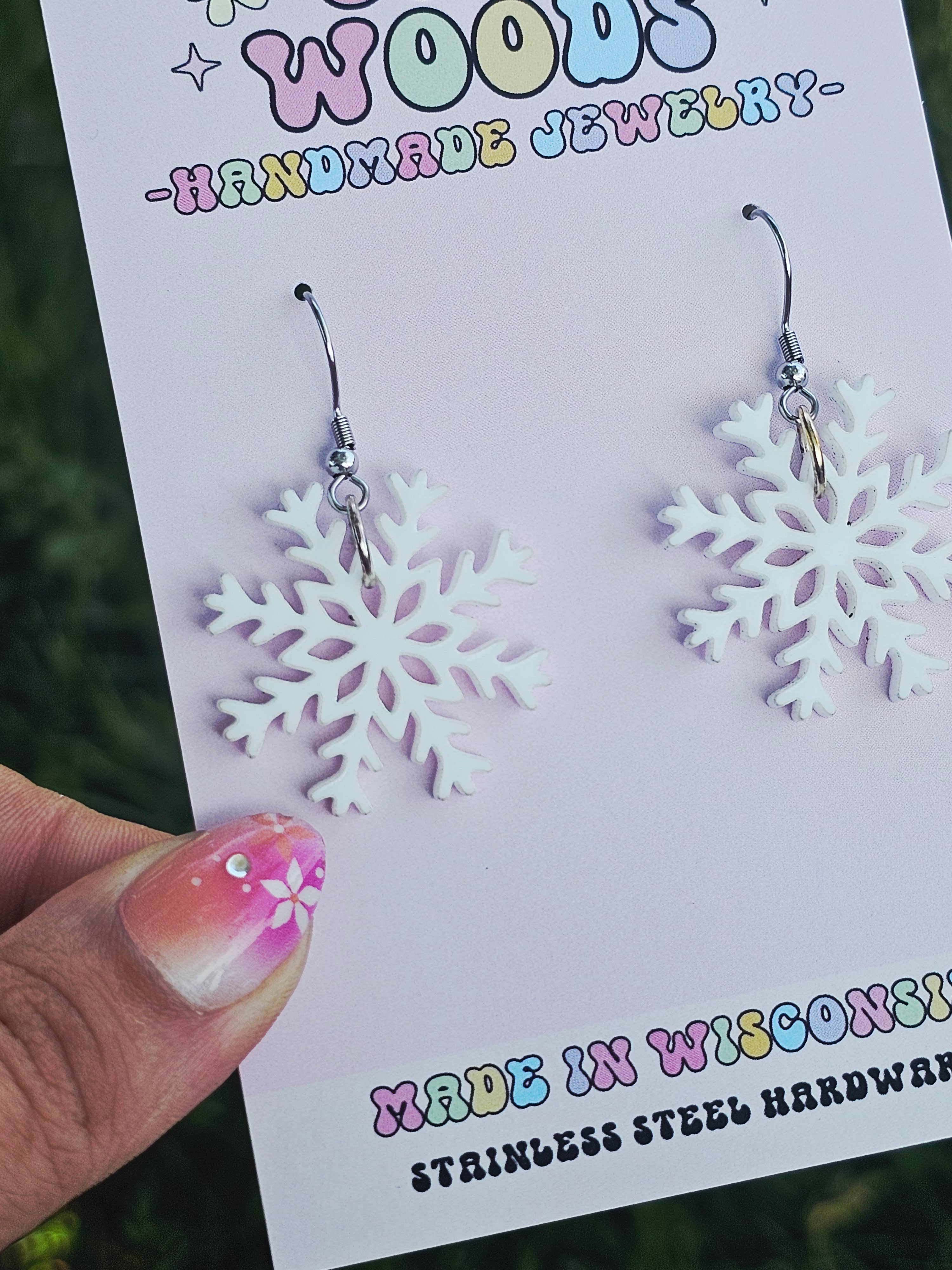 Jedi Woods LLC - Vendita all'ingrosso Orecchini pendenti - Orecchini minimalisti a forma di fiocco di neve bianco 1