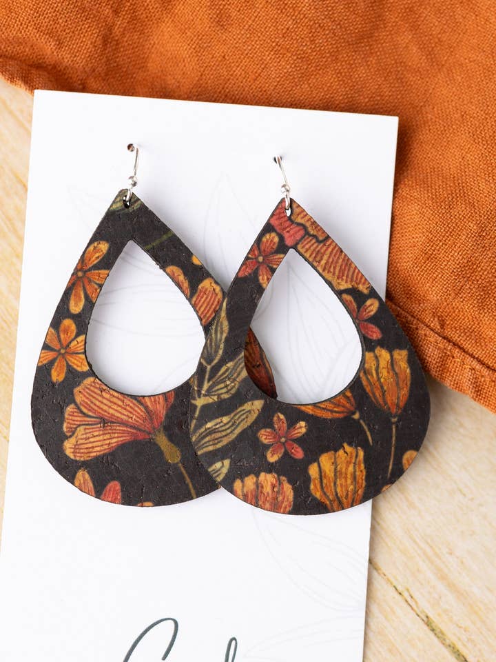 Blommönster på svarta korkörhängen - Stora droppar för wholesale av Hello Lovely Cork Co.