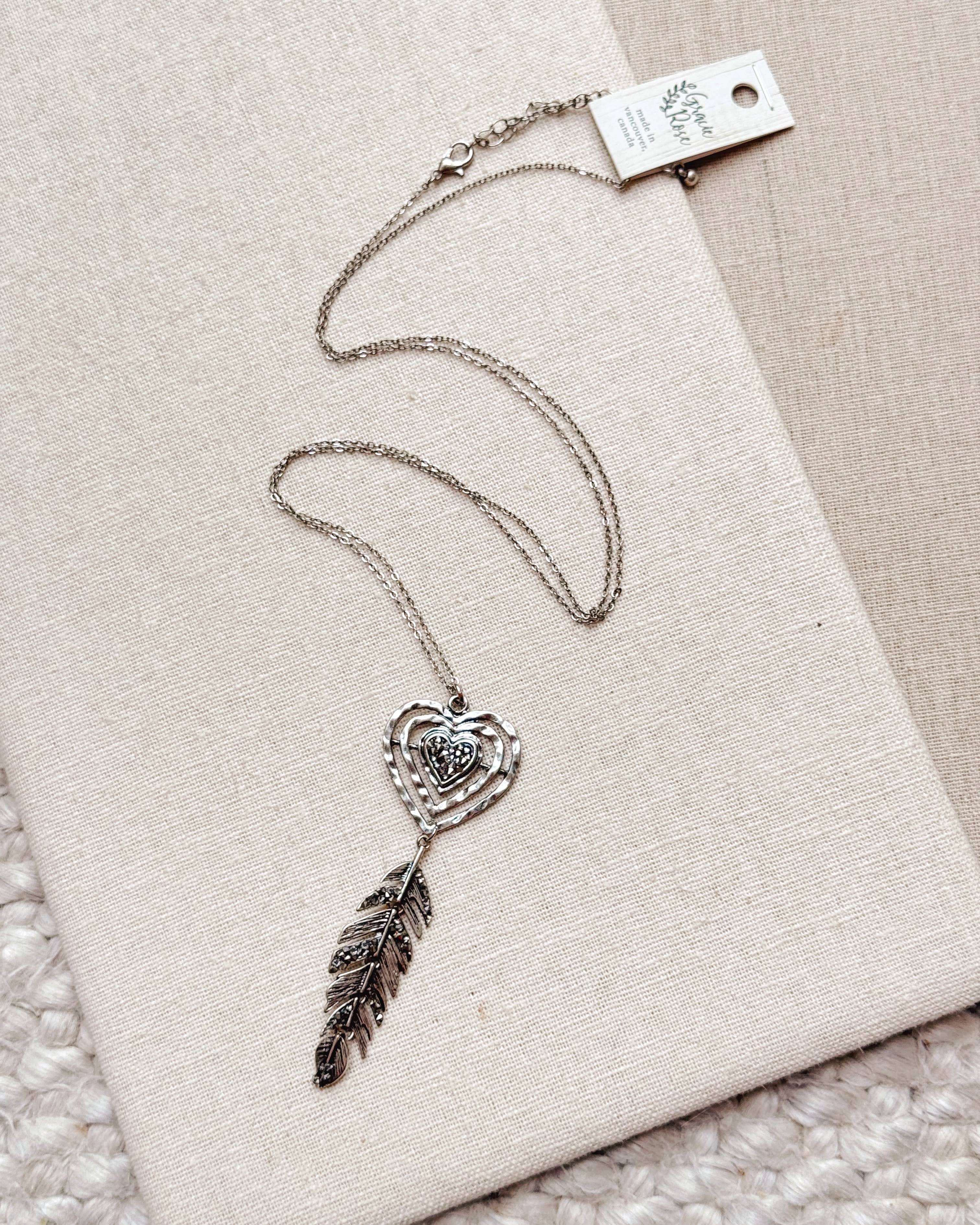 Gracie Rose Designs - Vente Colliers à pendentif - Collier à pendentif en forme de cœur en fausse hématite en argent antique2