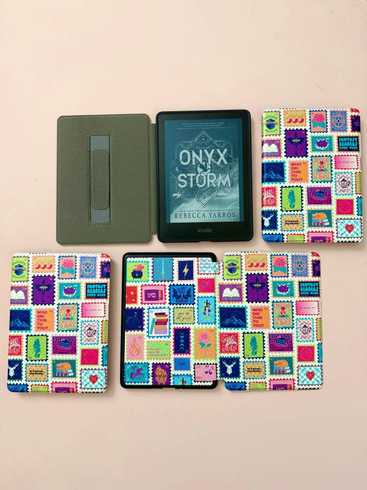 Housse pour Kindle Paperwhite 11e et 12e génération ou Kindle Basic - Timbres Fantaisie pour la vente par LemonLee