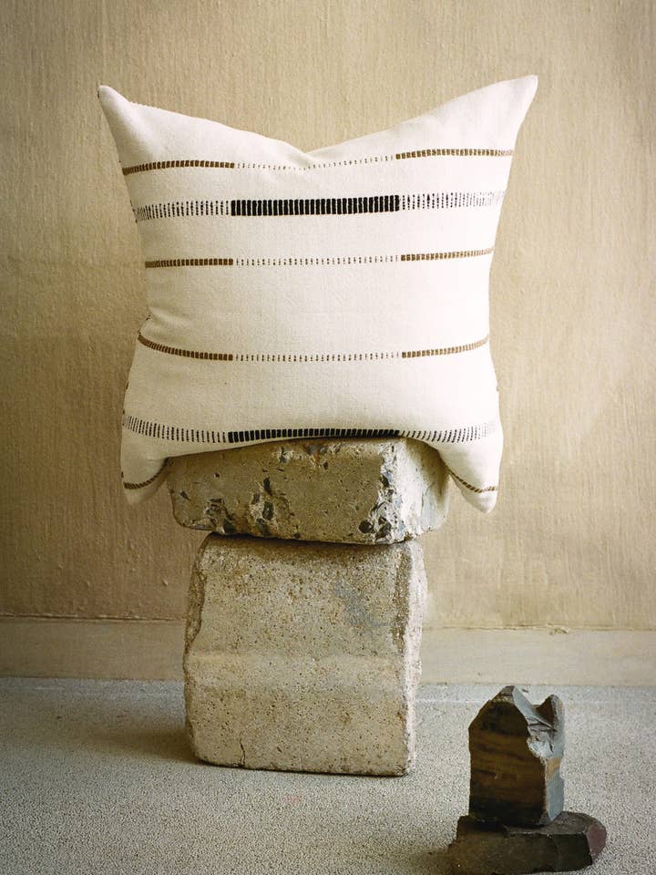 Coussin Mason en coton tissé à la main pour la vente par kanju Interiors