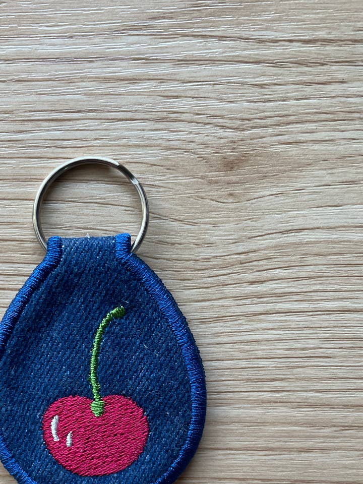 Porte-clés brodé de cerises pour la vente par Studio Aparicio