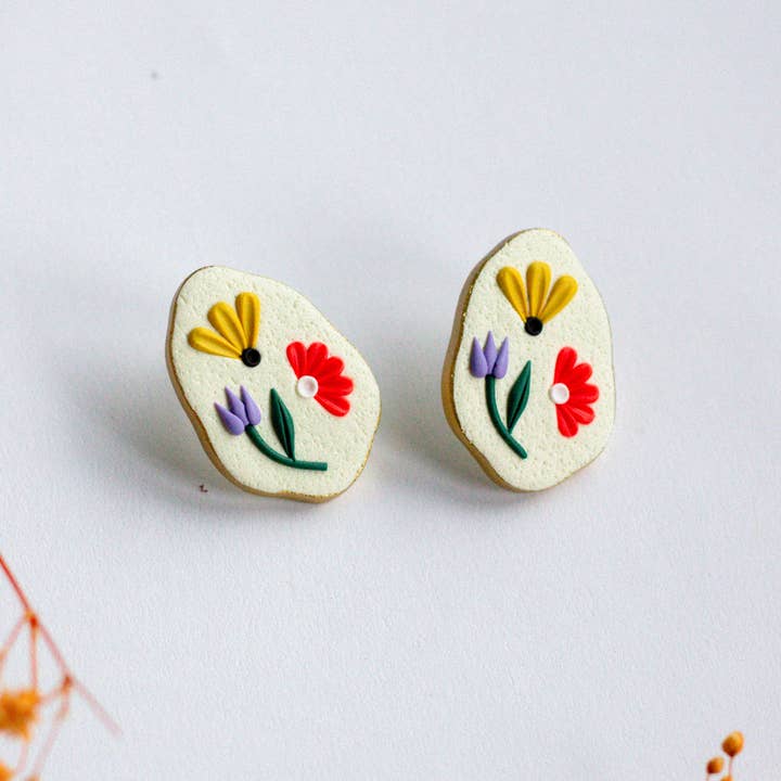 Slow Day Studios – Großhandel Ohrstecker – Ovale Ohrstecker aus Blumen-Polymer-Ton mit goldenen Rändern2