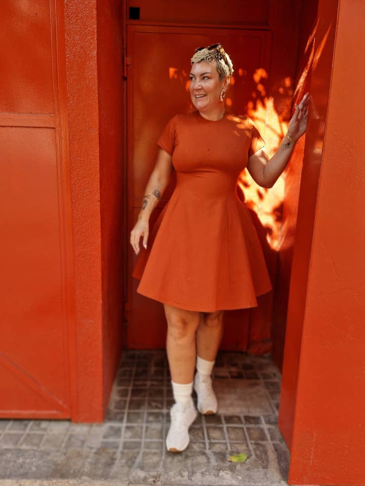Vestido Mini Asri Leki (mangas curtas) em Laranja Queimado por atacado de Manners London