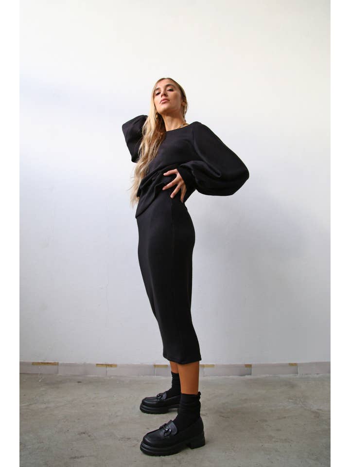 Negro A4061 FITTED BLACK WOOL MIDI SKIRT for wholesale on Faire5