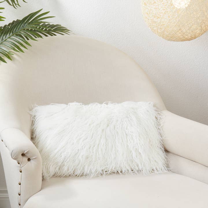 Coussin décoratif 12"x20" en fausse fourrure mongole ivoire rempli pour la vente par Fennco Styles